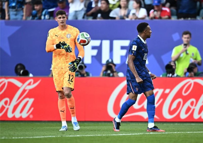 Kylian Mbappe liên tục bị đối thủ chơi xấu